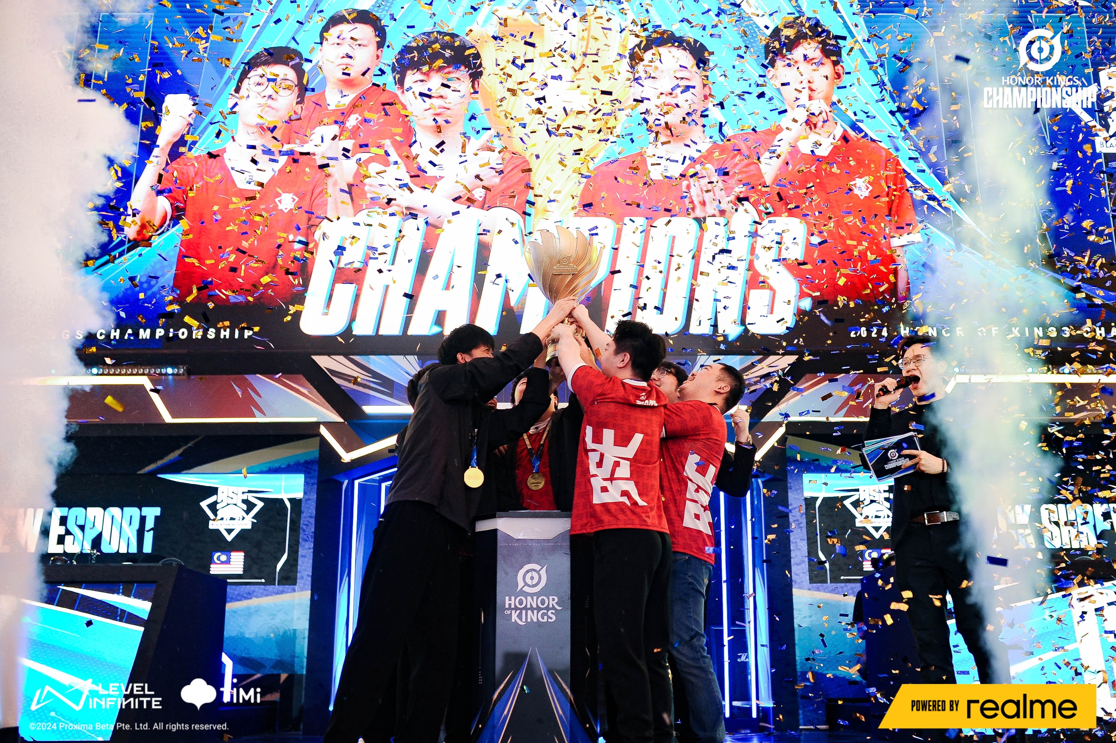 球队举行庆功宴,齐声庆贺赛季冠军 球队举行庆功宴,齐声庆贺赛季冠军