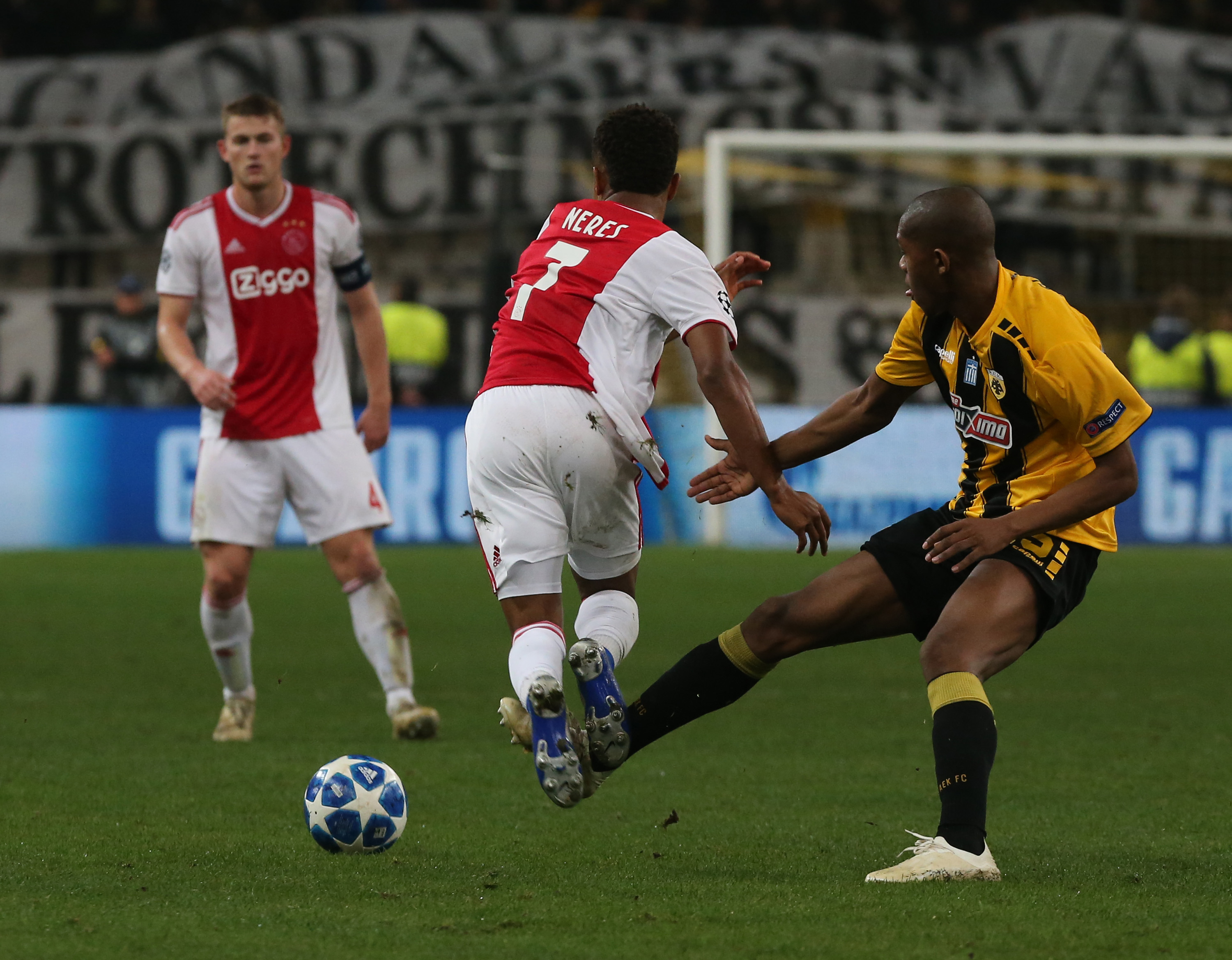 阿贾克斯队在欧冠中取得胜利的简单介绍