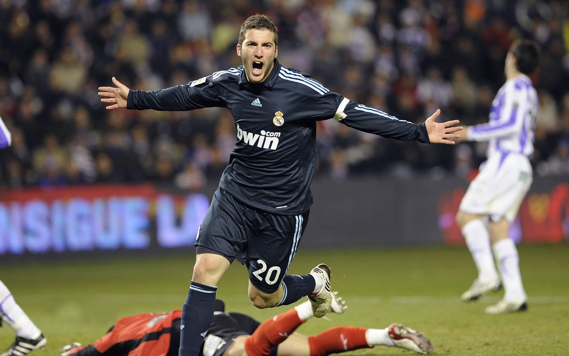 从救赎到奇迹,赖斯破茧成蝶,秘鲁利刃斩落东欧铁骑